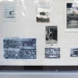 ...accompagnati da un quadro con su incollate alcune foto antiche